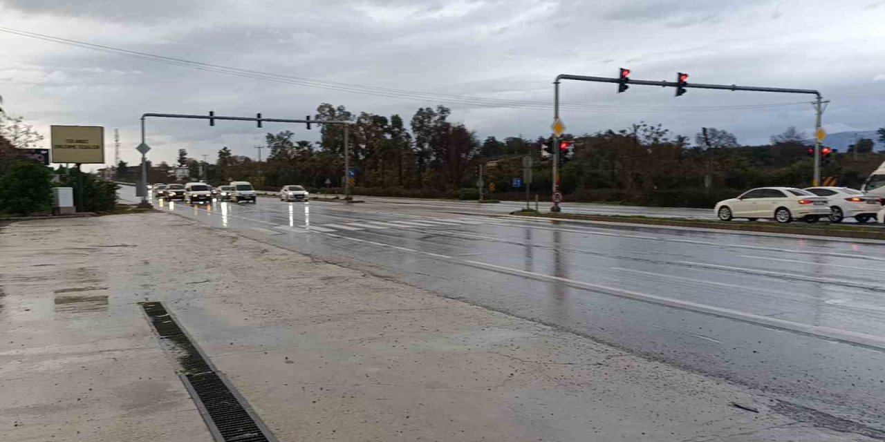 Kırmızı Işıkta Zincirleme Kaza Güvenlik Kamerasında