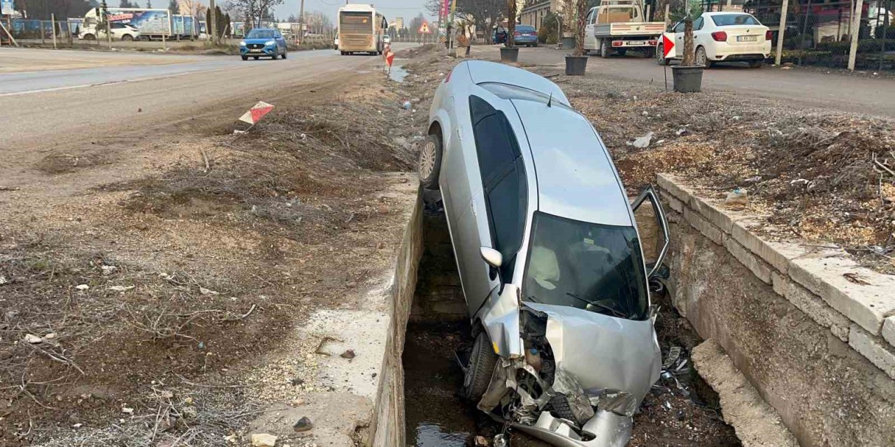 Kayganlaşan Yoldan Çıkan Araç Kanala Uçtu