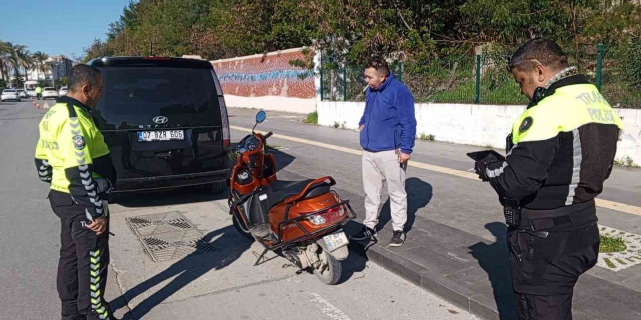 Uygulamadan Kaçmaya Çalışan Motosikletlilere Polis Sürprizi