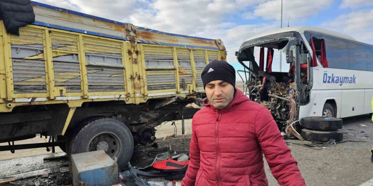 Yolcu Otobüsü Kamyona Arkadan Çarptı: 3 Ölü, 33 Yaralı