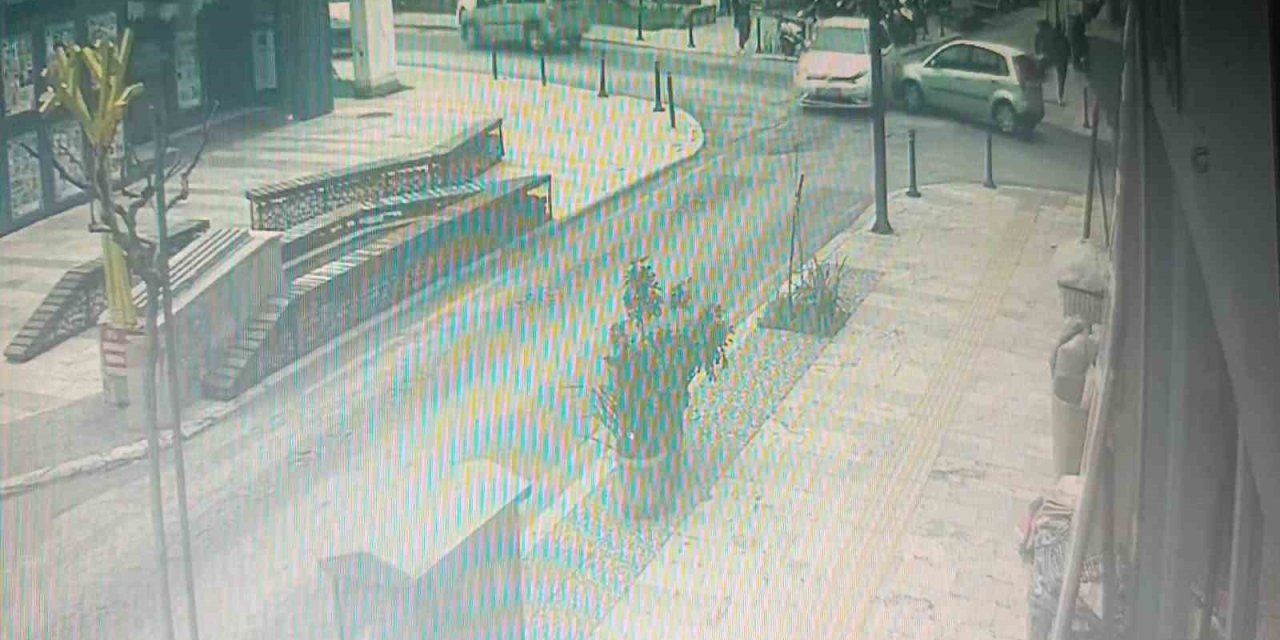 Kavşakta İki Otomobil Çarpıştı, Şans Eseri Yaralanan Olmadı