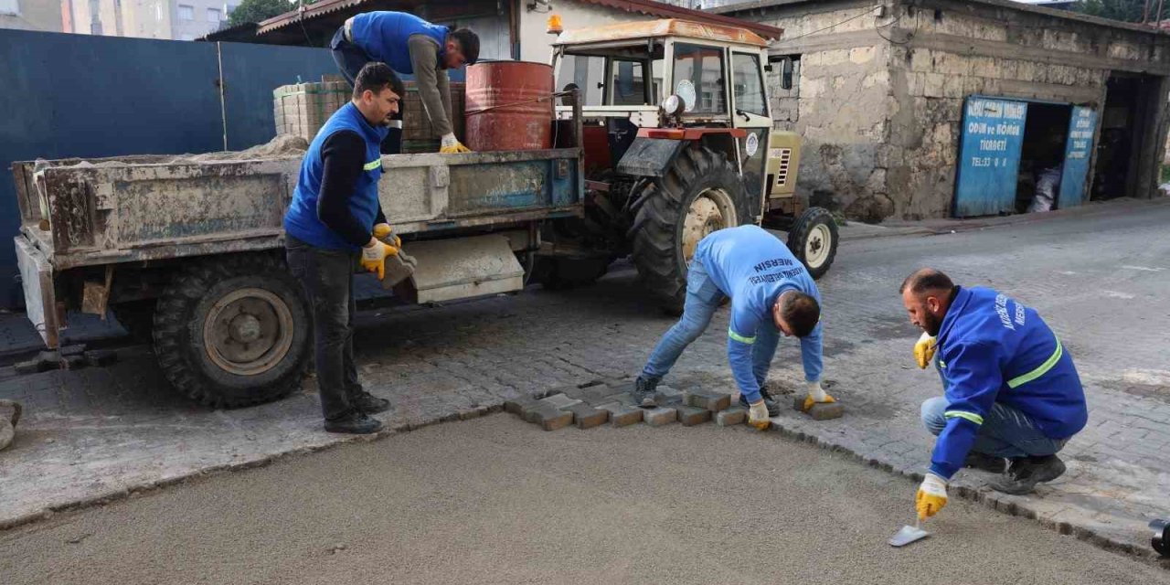 Akdeniz’de Yol Ve Kaldırım Yenileme Çalışmaları Sürüyor
