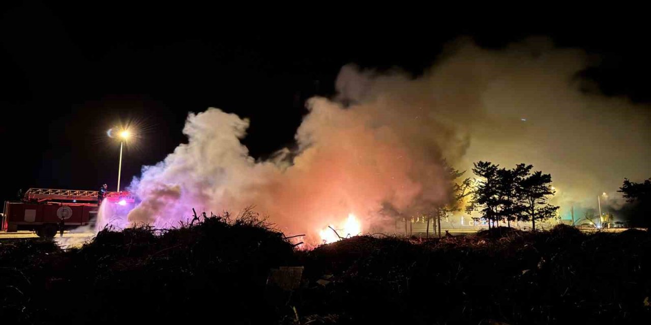 Sahildeki Atık Yangını İşletmeyi Dumana Boğdu