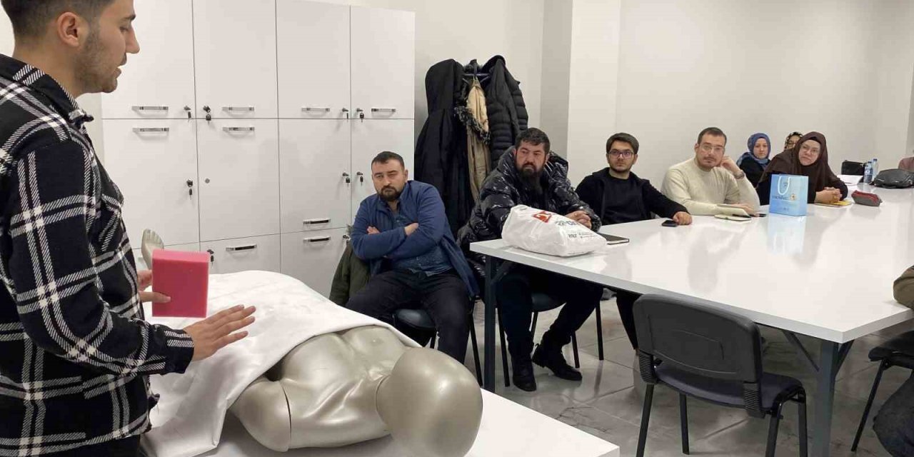 Yakınlarının Cenazesini Yıkamak İçin Gassallık Kursuna Katılıyorlar