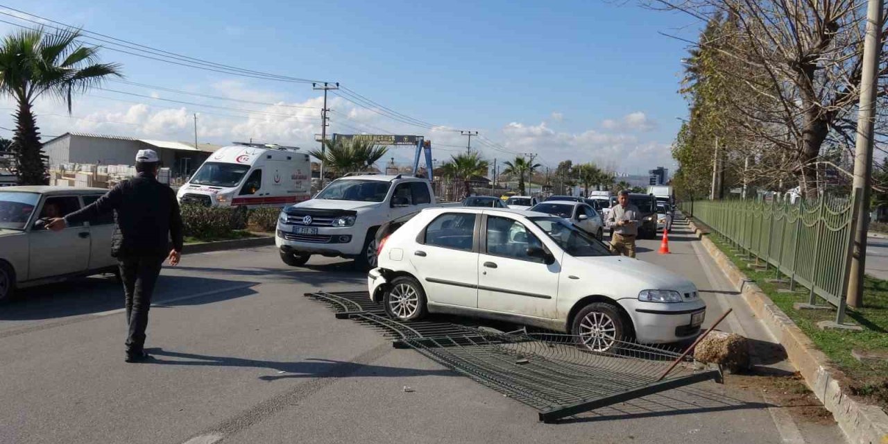 Makas Atan Araç Kazaya Sebep Oldu: 2 Yaralı