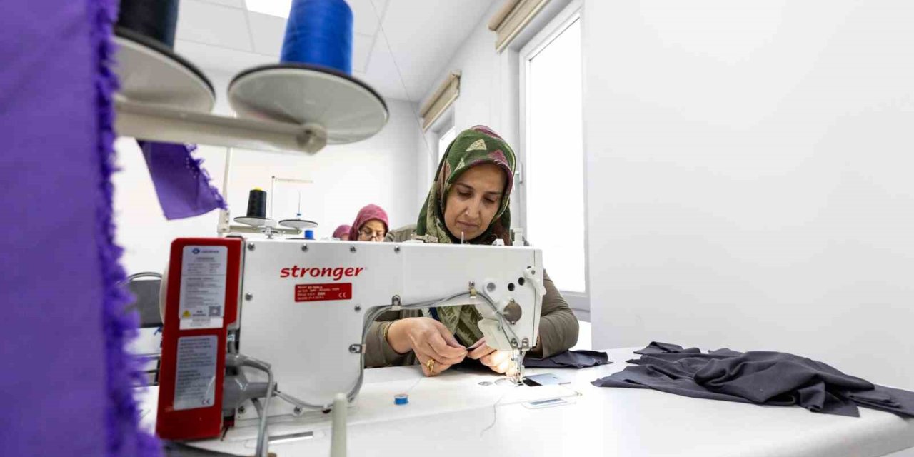 Mersin’de Dikiş Kursuna Katılan Kadınlar Hem Sosyalleşiyor, Hem Üretiyor