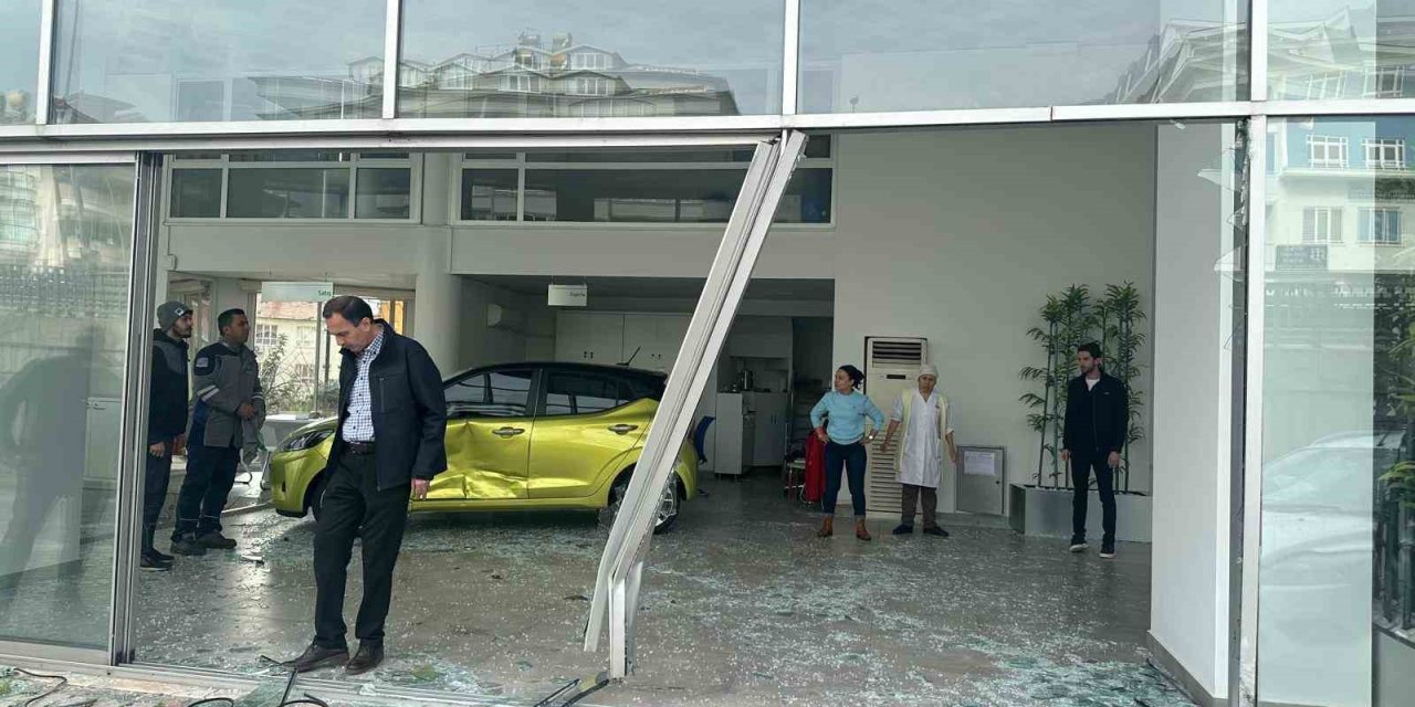 Alanya’da Şerit İhlali Yapan Otomobil Showrooma Daldı