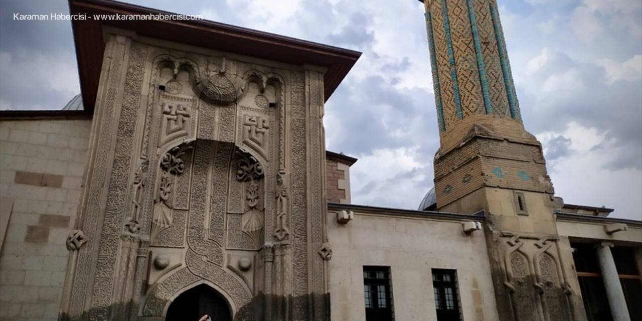 İnce Minareli Medrese Mimarisiyle Ziyaretçilerini Cezbediyor