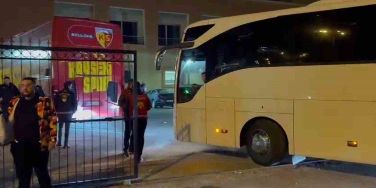 Kayserispor Taraftarları Tesislere Giderek Futbolcuları Protesto Etti