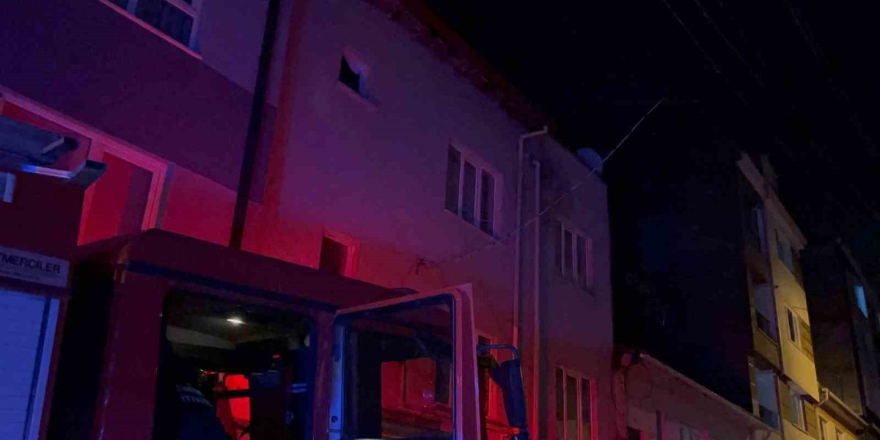 Çatıyı Yakıp Aşağıya Atlayan Adam Ağır Yaralandı, Beslediği 10 Kuş Yangında Telef Oldu