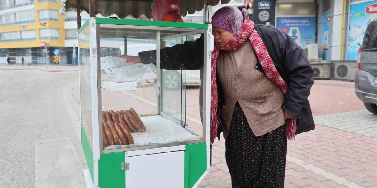 Evin Geçimine Katkı İçin Başladı, 58 Yaşında ‘simitçi Teyze’ Oldu