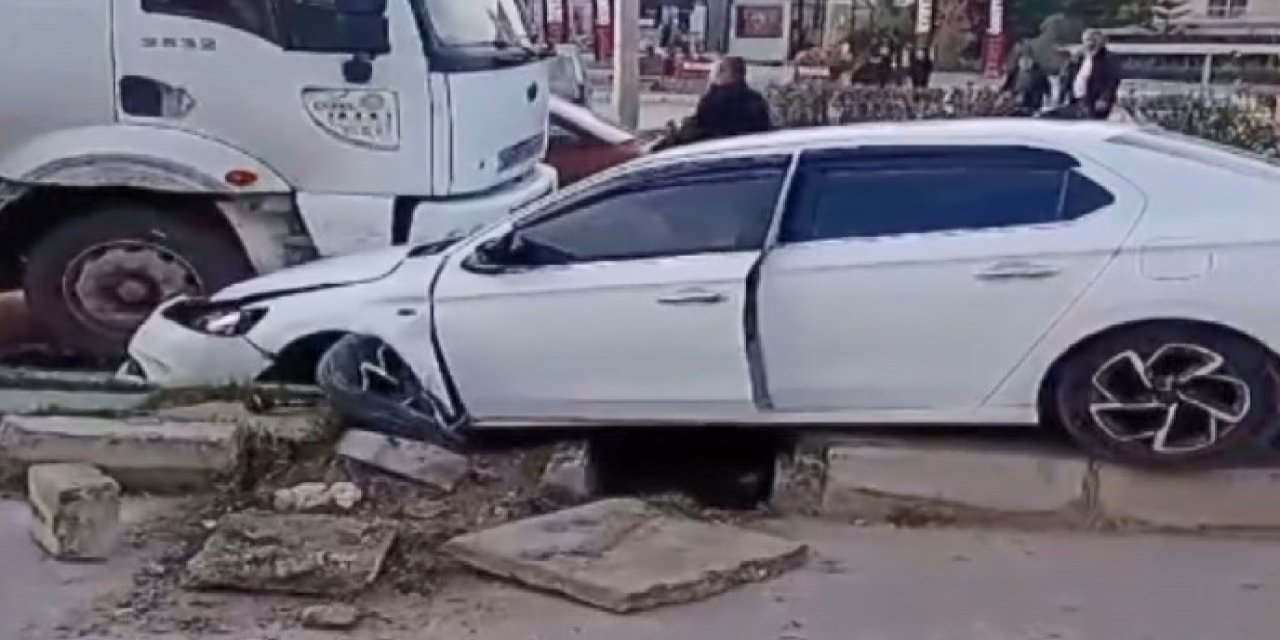 Otomobil Refüje Çarpıp Karşı Şeride Geçti: 2 Yaralı