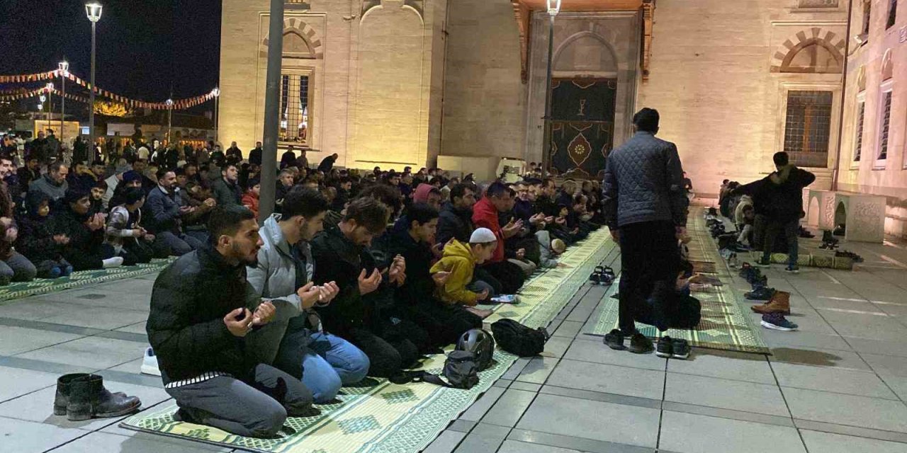 Konya’da Miraç Kandili’nde Vatandaşlar Camileri Doldurdu