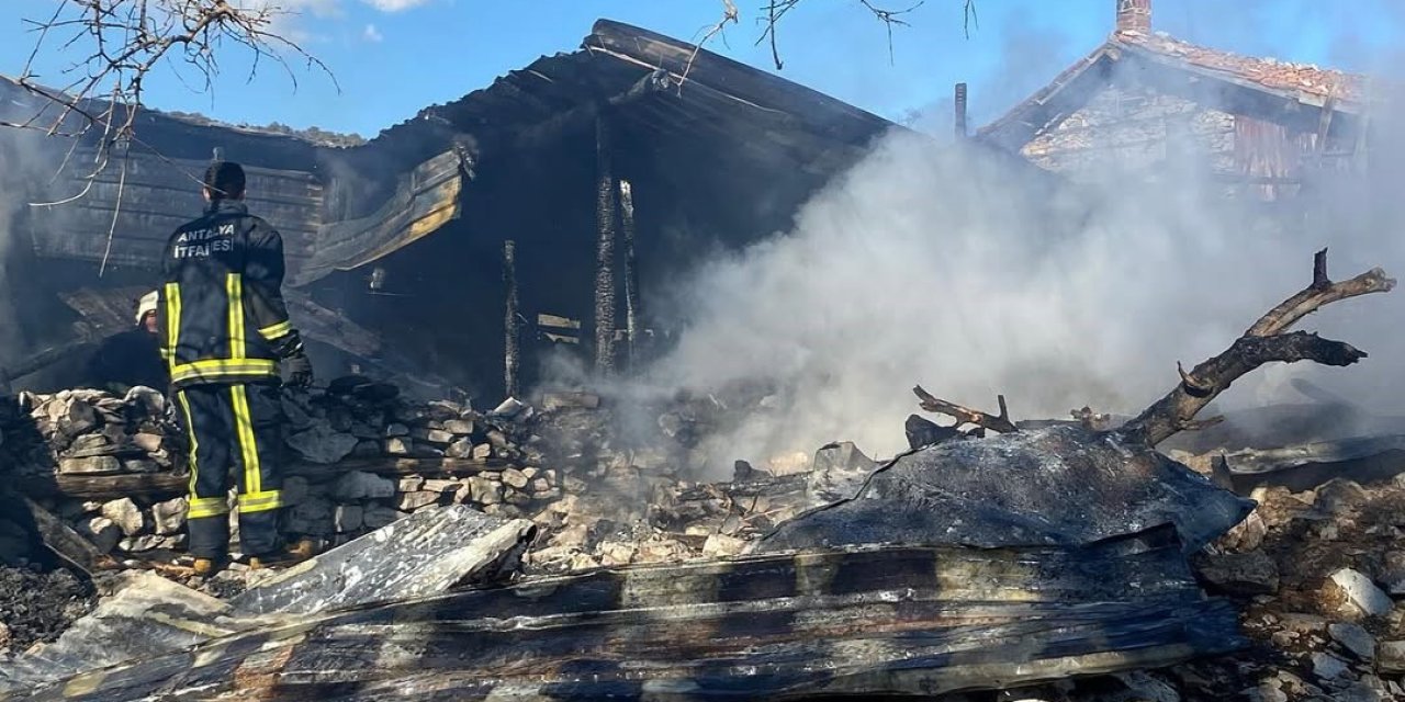 Antalya’da Ahşap Ahırda Korkutan Yangın