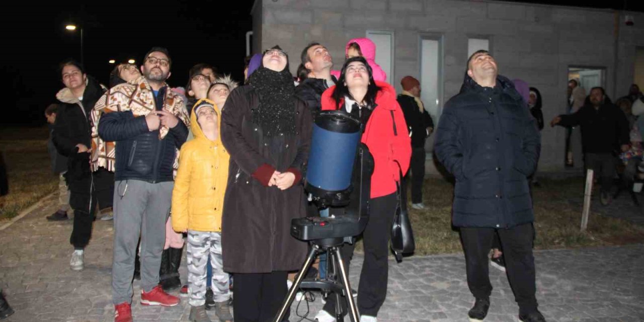 Kayserililer Gezegenlerin Sıralanışını İzlemek İçin Gözlemevine Akın Etti