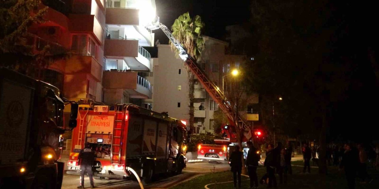 Antalya’da Ev Yangını Apartman Sakinlerini Sokağa Döktü