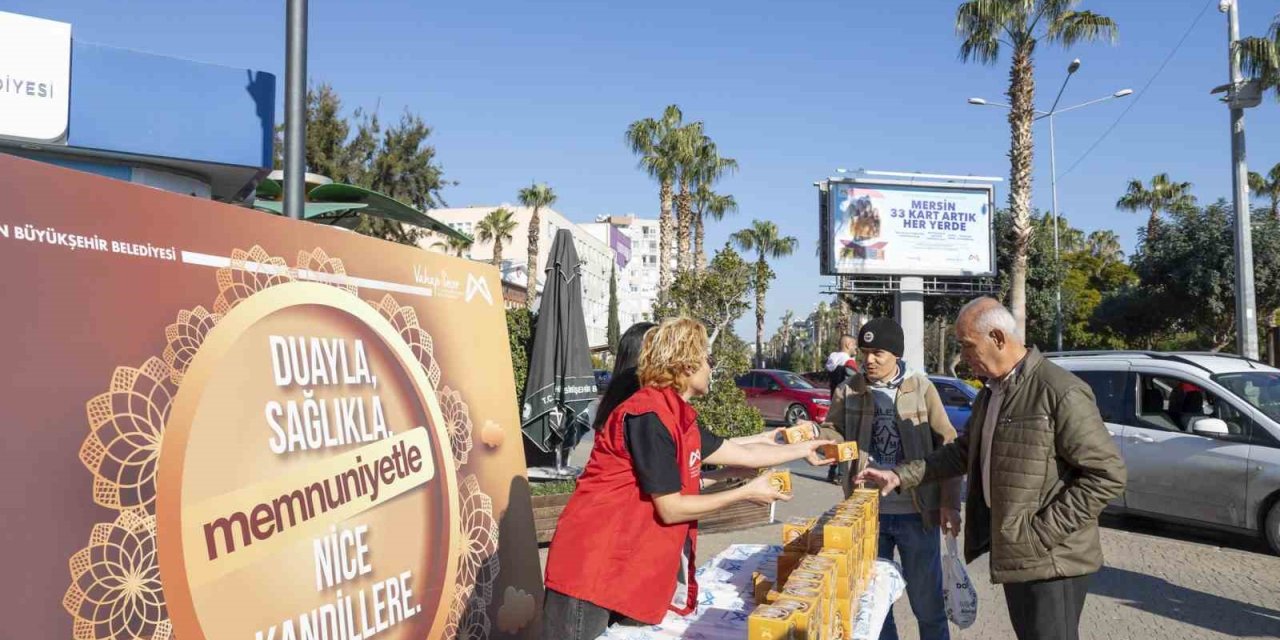 Mersin Büyükşehir Belediyesi 15 Bin Kandil Simidi Dağıttı