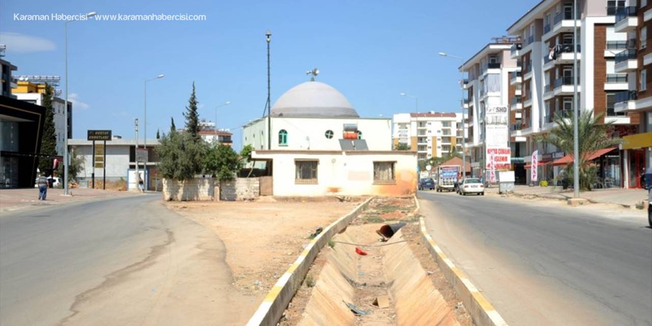 İki Yol Arasında Kalan Cami Dikkati Çekiyor