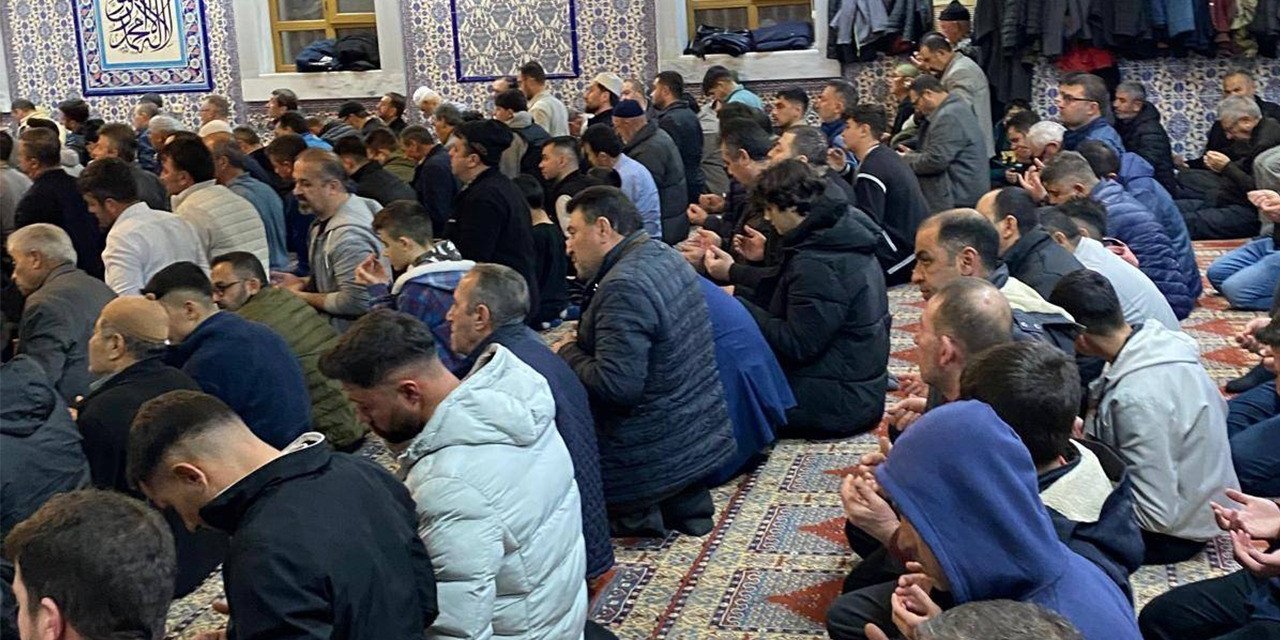 Karapınar’da Miraç Kandilinde Camiler Doldu