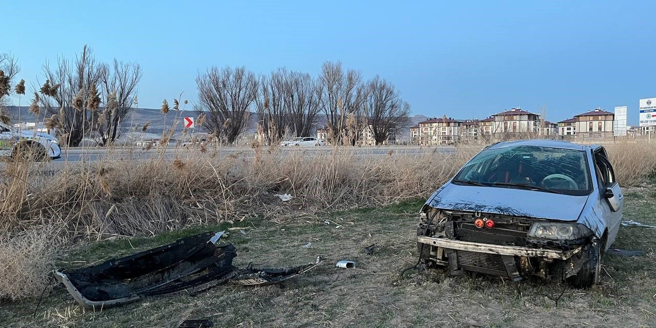 Takla Atan Otomobil Araziye Uçtu: 4 Yaralı