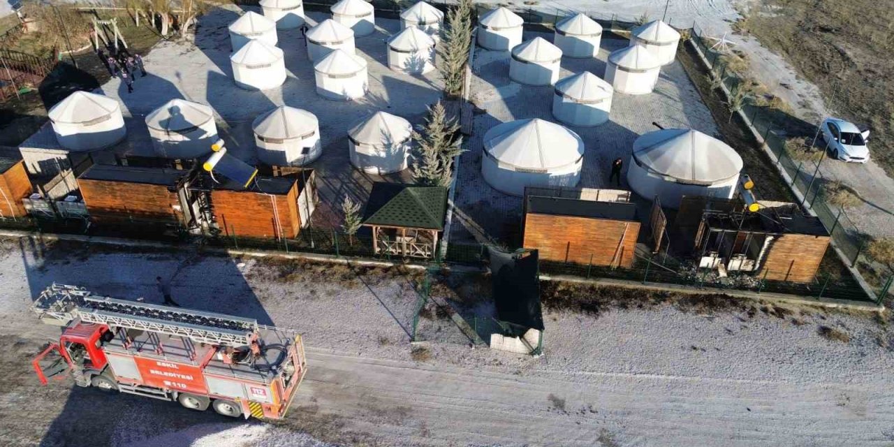 Yabancı Turistlerin Konakladığı Tuz Gölü’ndeki Butik Otelde Yangın Paniği