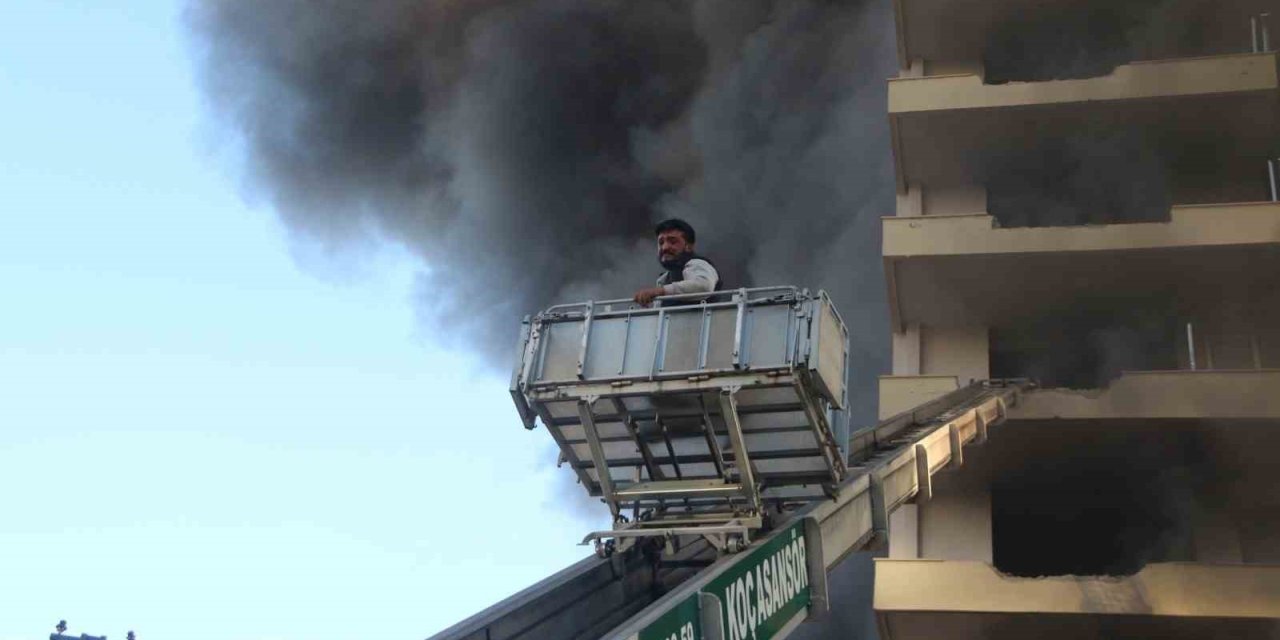 Alanya’da 12 Katlı İnşaattaki Yangına 23 İtfaiye Aracı Ve 100’ün Üzerinde Personel Müdahale Etti