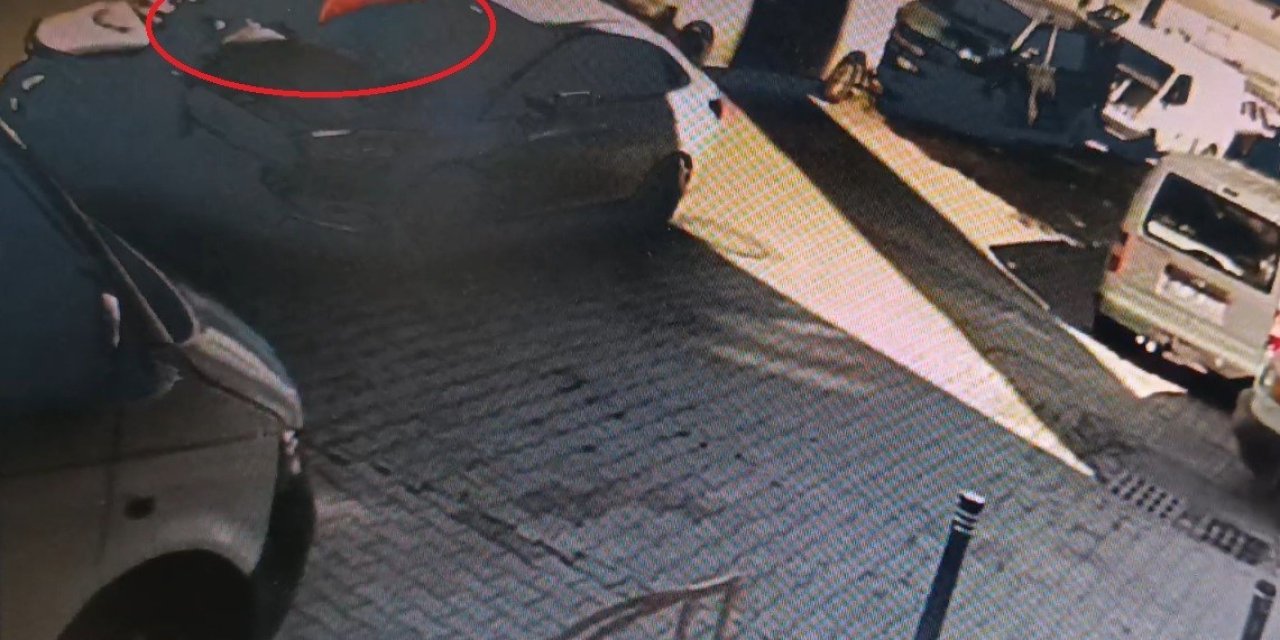 Motosikletliyi Otomobilin Üzerinden Uçuran Kaza Kamerada