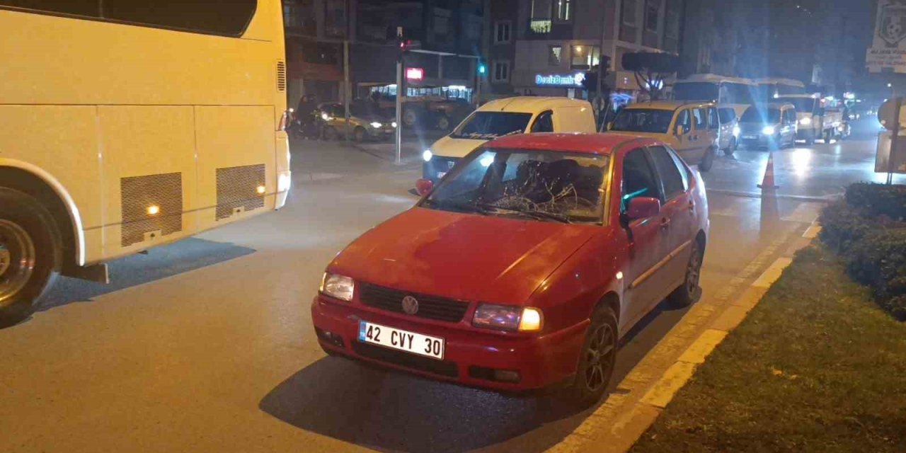 Yola Fırlayan Yayaya Otomobil Çarptı, Metrelerce Havaya Savruldu