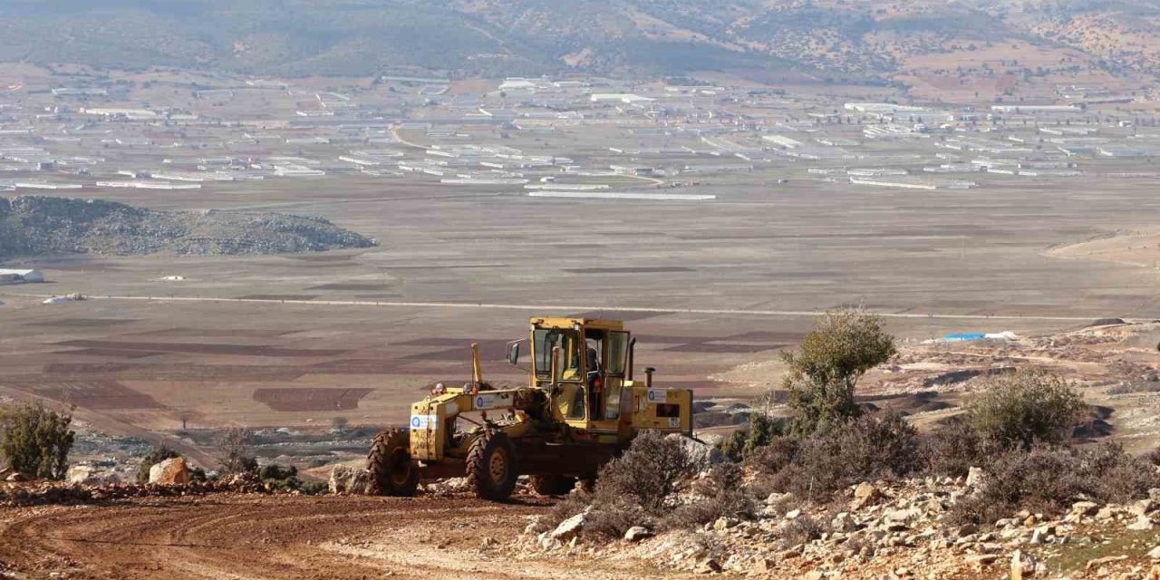 Müren Yayla Yolunda Dev Kayalar Parçalanarak Yol Genişletiliyor