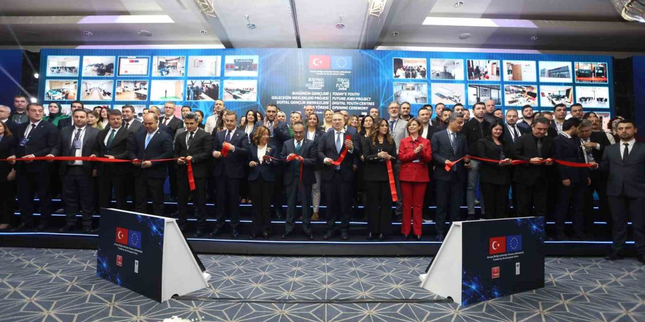 Büyükşehir Dijital Gençlik Merkezi Açıldı