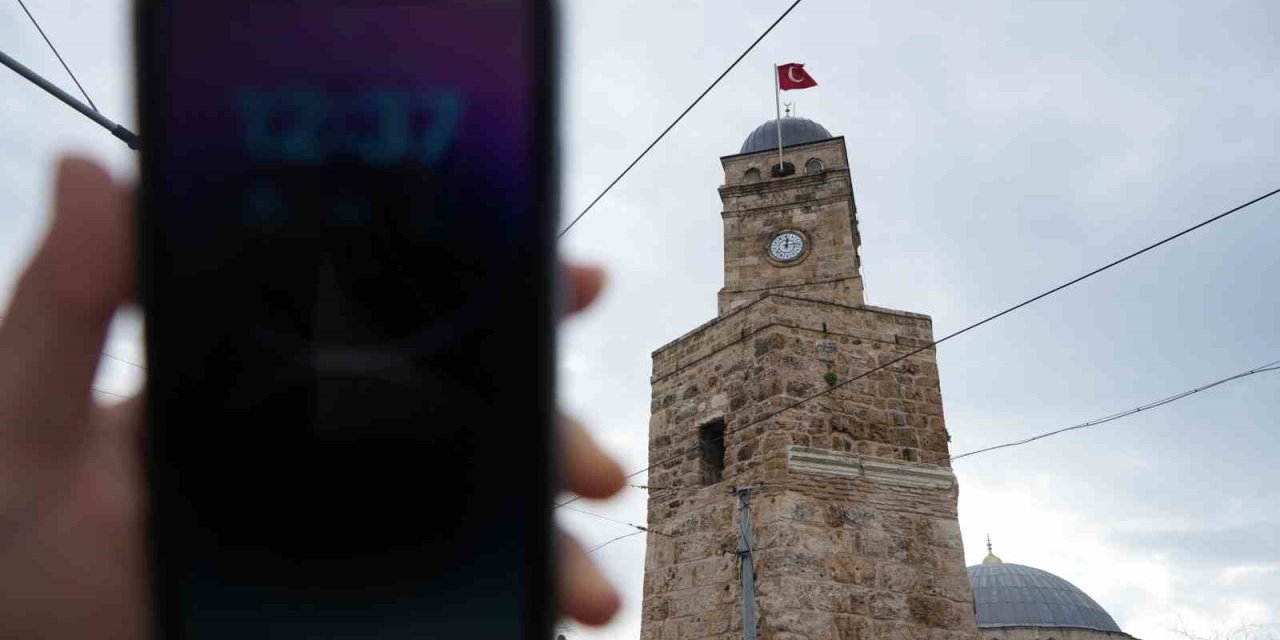 Antalya’nın Tarihi Saat Kulesi’nde Zamana Meydan Okuyamayan Saat: “bir Tık Geriden Geliyor”
