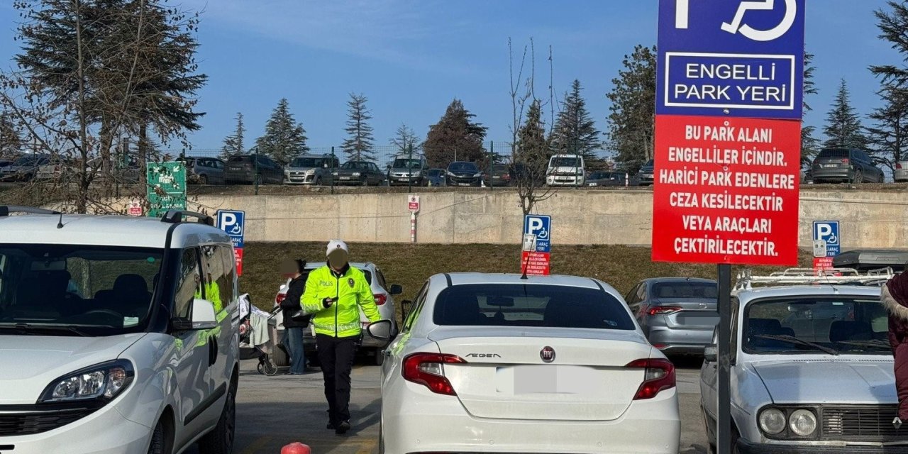 Engelliler İçin Park Yerlerine Ve Rampalara Park Eden 24 Sürücüye Ceza Yazıldı