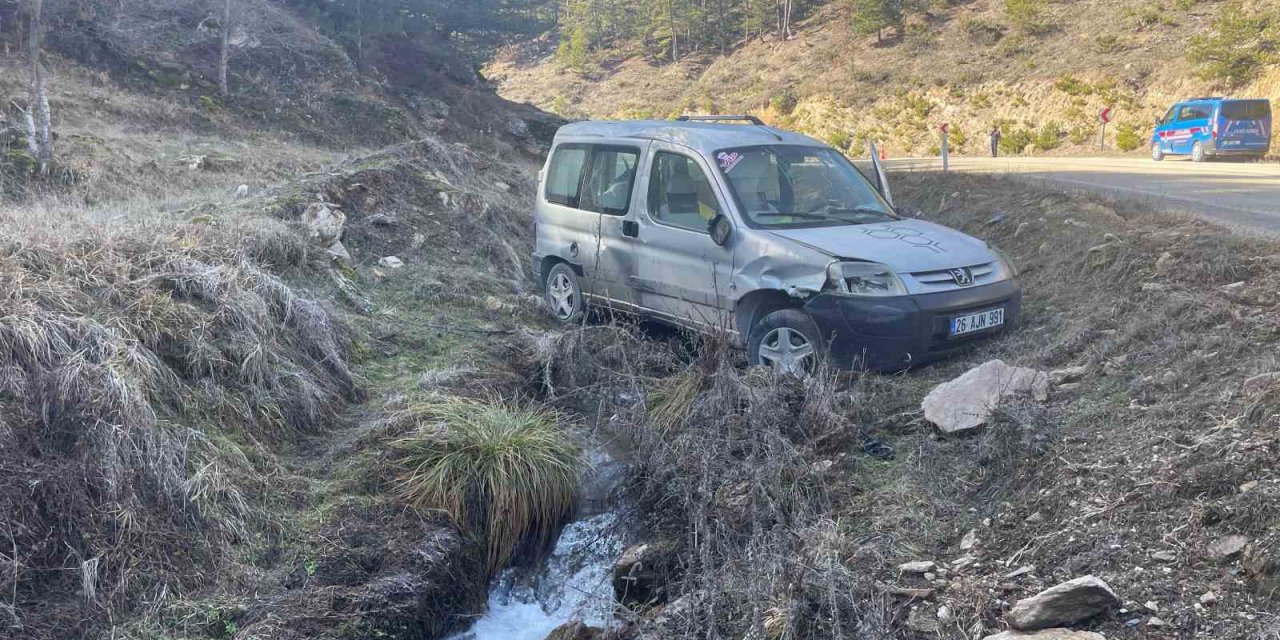 Sürücüsünün Direksiyon Hâkimiyetini Kaybettiği Araç Şarampole Uçtu