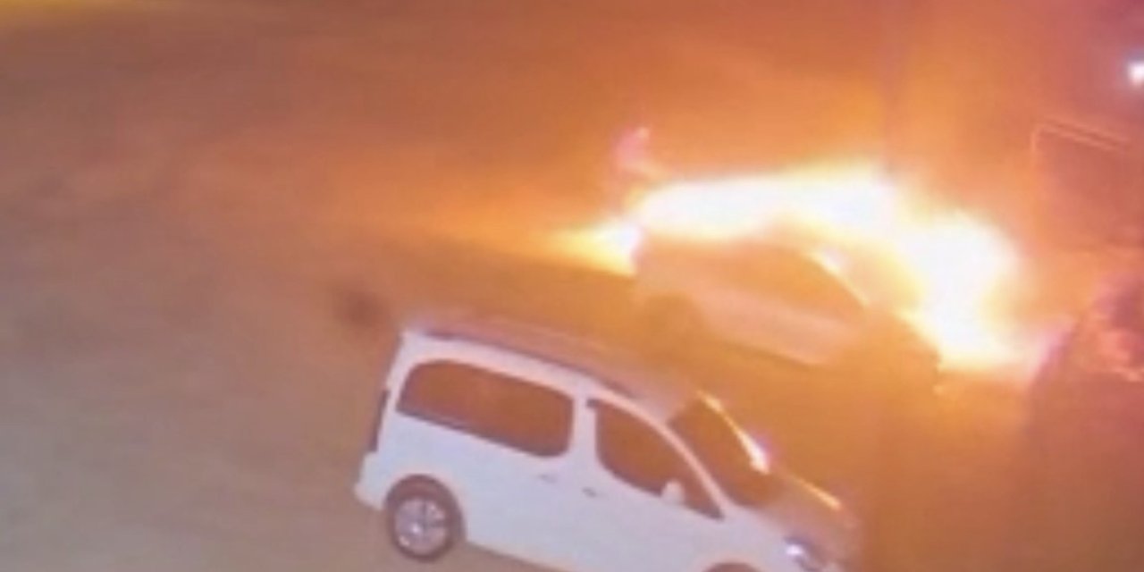 Motosikletli Aracı Böyle Yaktı, O Anlar Güvenlik Kamerasına Yansıdı