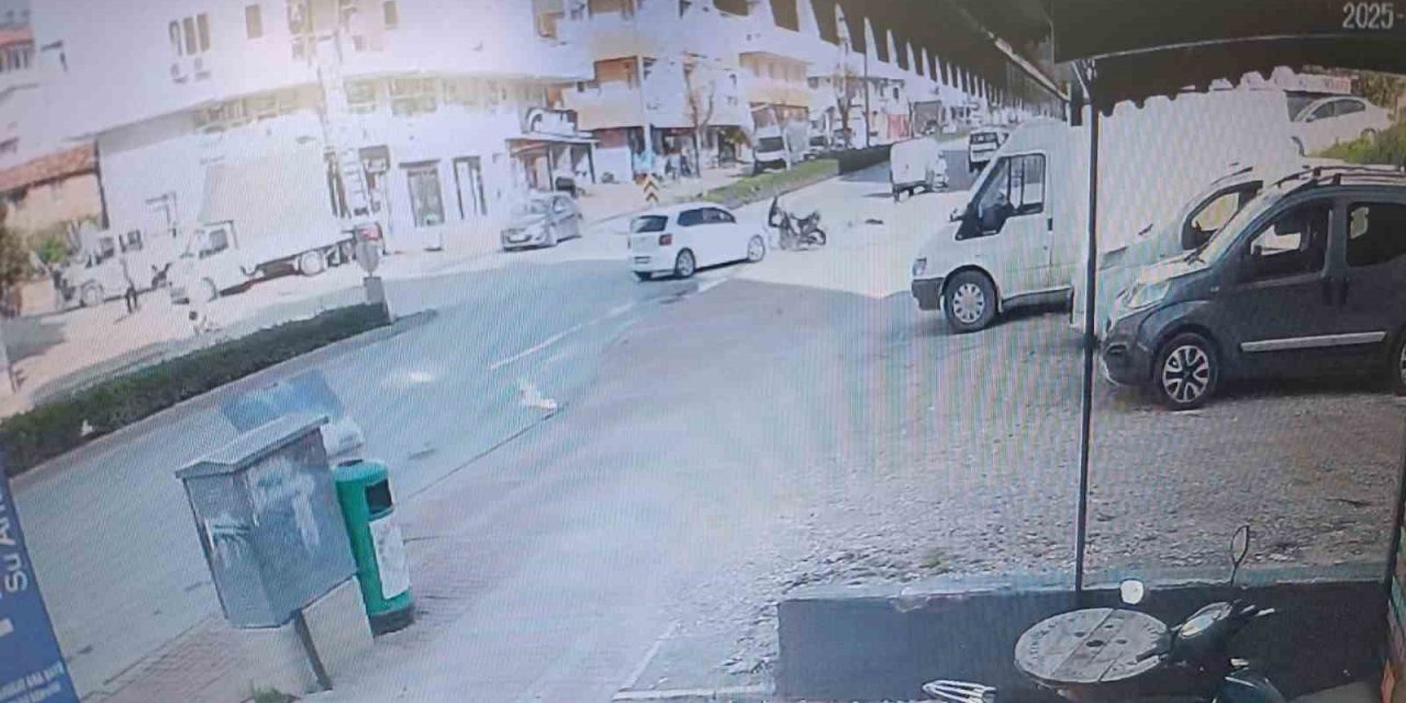 Aniden Dönen Otomobille Çarpışan Motosiklet Sürücüsü Ölümle Burun Buruna Geldi