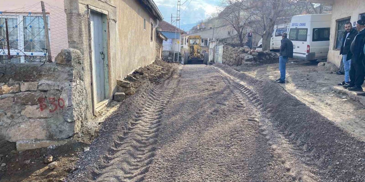 Büyükşehir, Kırsalda Çamurlu Ve Bozuk Yol Bırakmıyor