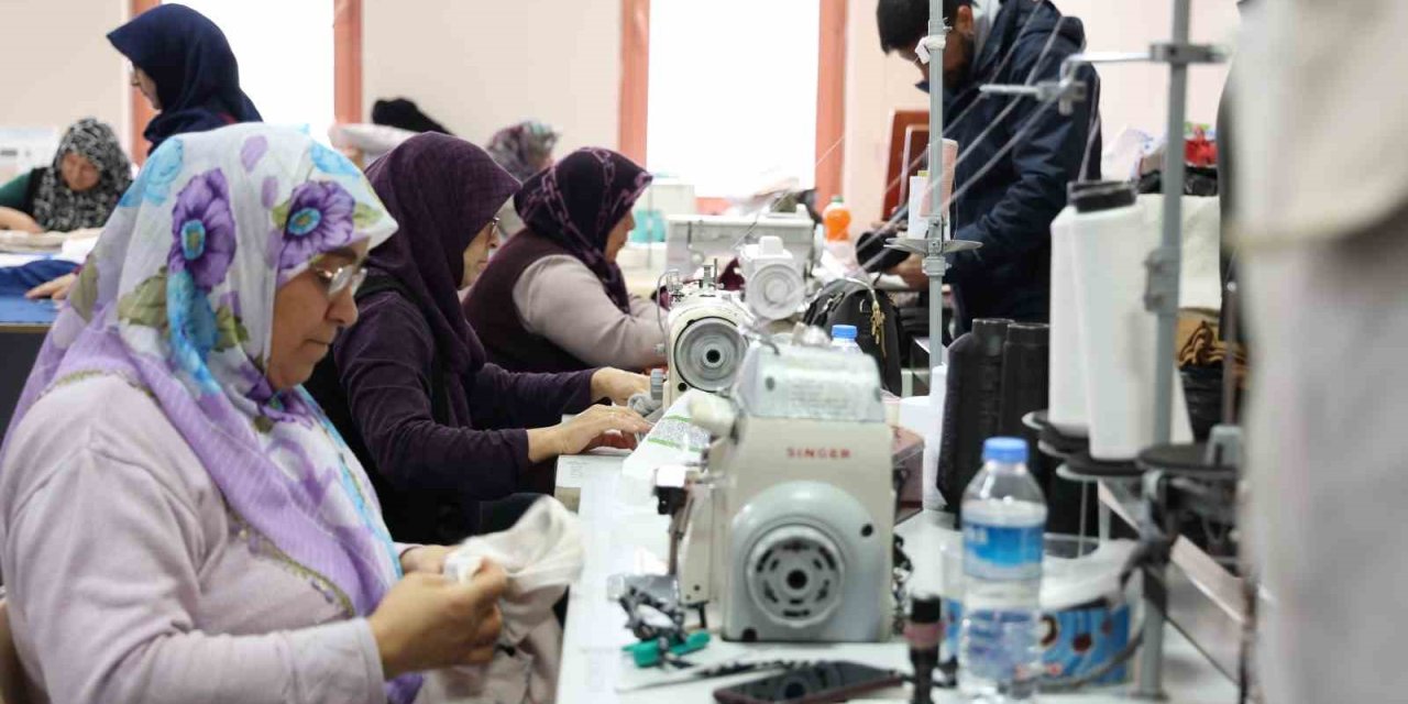 Elmalı Atasem Dikiş Atölyesinde Kadınlar Üreterek Kazanıyor
