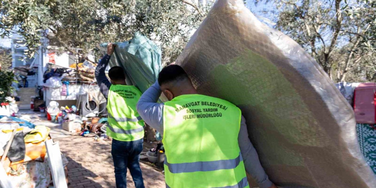 Manavgat Belediyesi’nden Selden Etkilenen Vatandaşlara Mobilya Ve Beyaz Eşya Yardımı