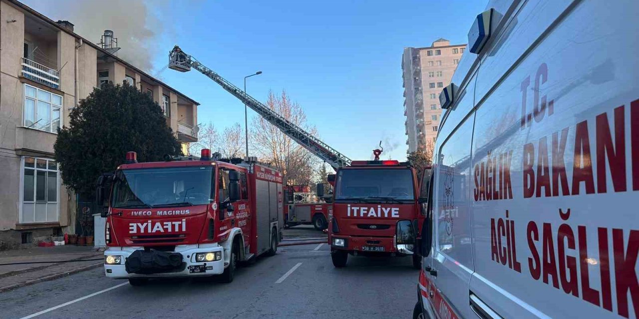 Çatıda Çıkan Yangın Ekipler Tarafından Söndürüldü