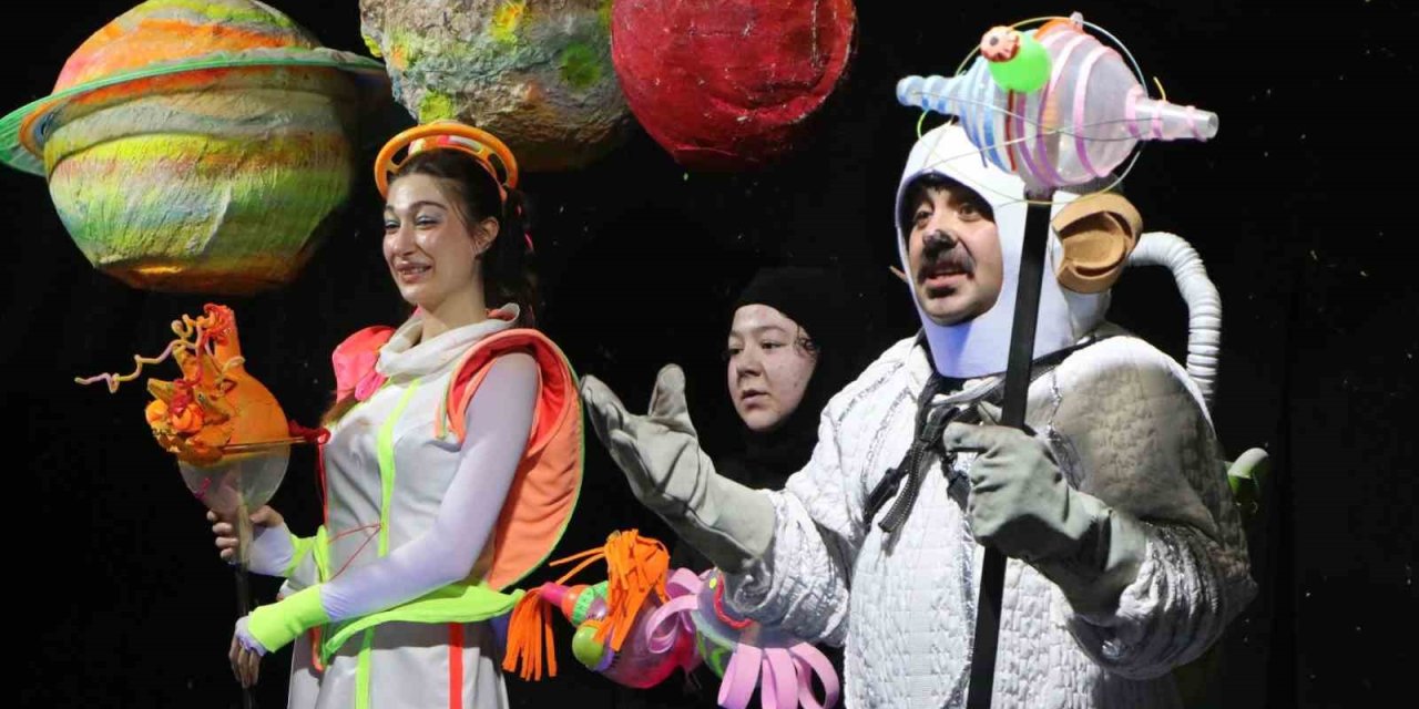 Çiftelerli Çocuklar Tiyatro İle Ara Tatilin Keyfini Çıkardı