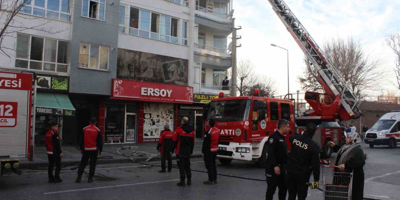 4 Katlı Binada Yangın: Vatandaşlar Kurtarılmayı Bekliyor