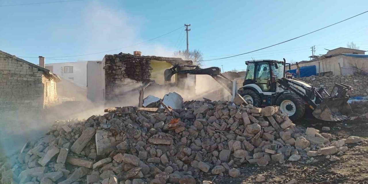 Bünyan’da Harabe Yapılar Yıkıldı