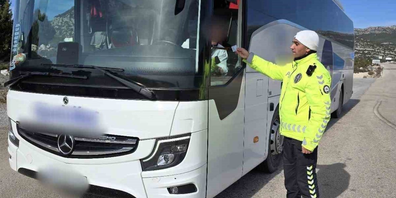 Antalya’da Son 1 Haftada 61 Bin Araç Denetlendi, 16 Bin Sürücüye Ceza Kesildi