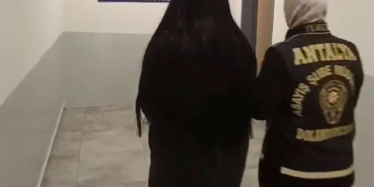 Antalya’da Kendilerini Polis Olarak Tanıtıp 575 Bin Lira Dolandıran 2 Şüpheli Tutuklandı