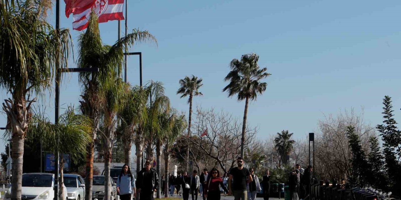 Antalya’da Yazdan Kalma Günler Yaşanıyor