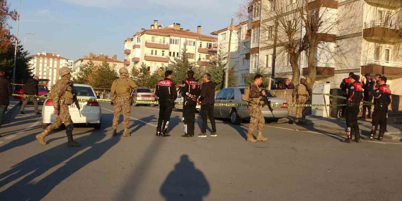 Husumetli Gruplar Arasında Karakol Çıkışında Silahlı Kavga: 4 Yaralı