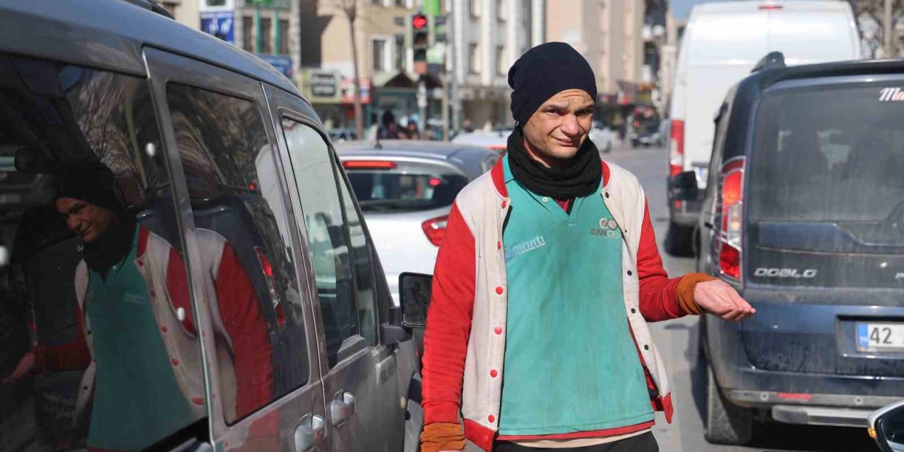 Kanaatkar Dilenci, Anlık Yaşıyor