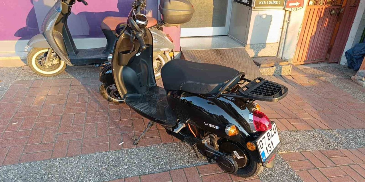 Devrilen Motorlu Bisikletteki 2 Kişi Yaralandı