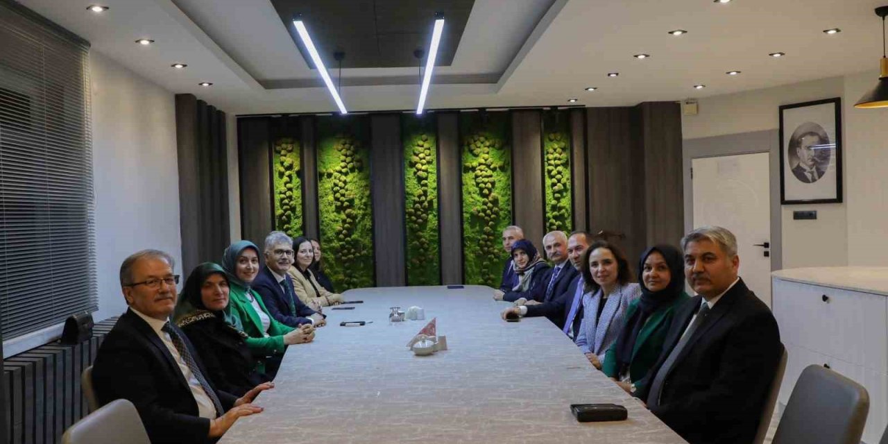 Niğde'de Emekli Olan İl Müdürlerine Veda Yemeği