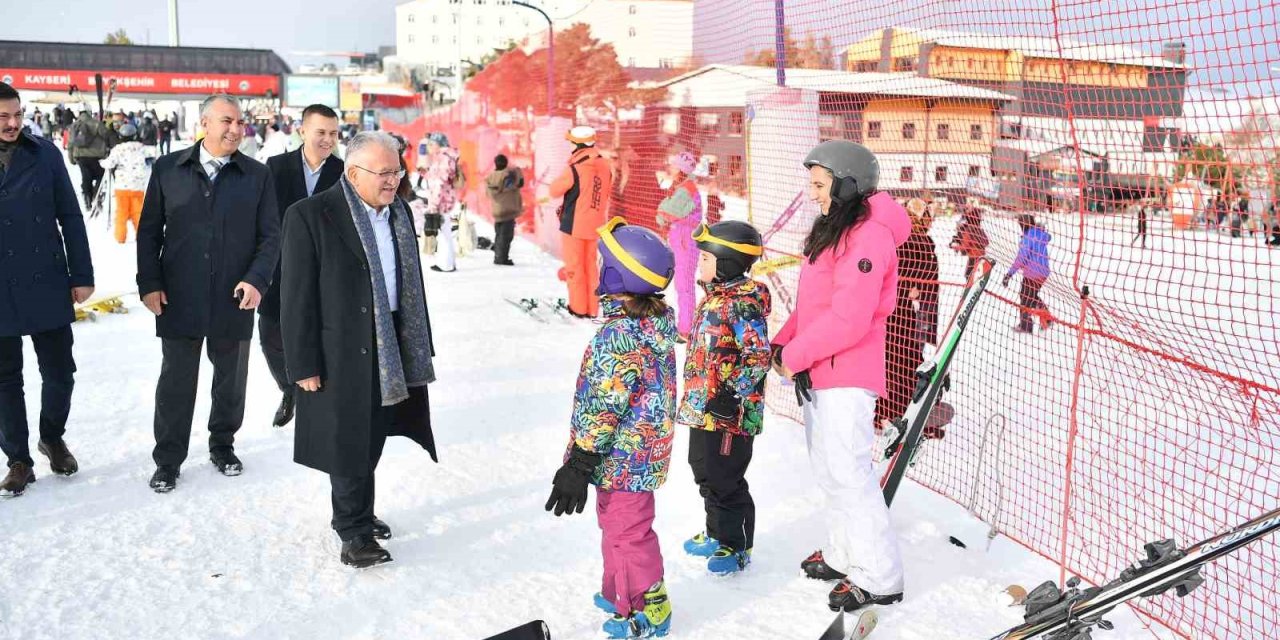 Başkan Büyükkılıç, Erciyes’te Kayak Tutkunlarıyla Buluştu